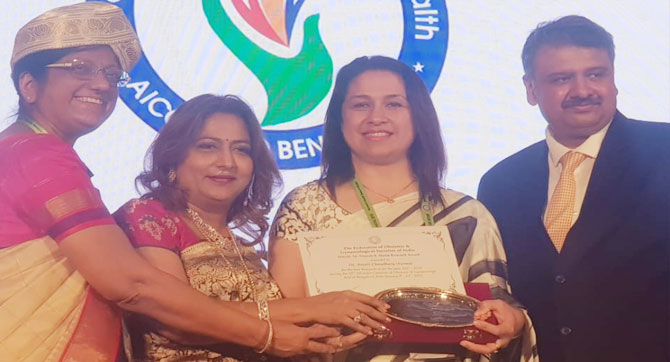 IVF Specialist Anjali Chaudhary getting Award